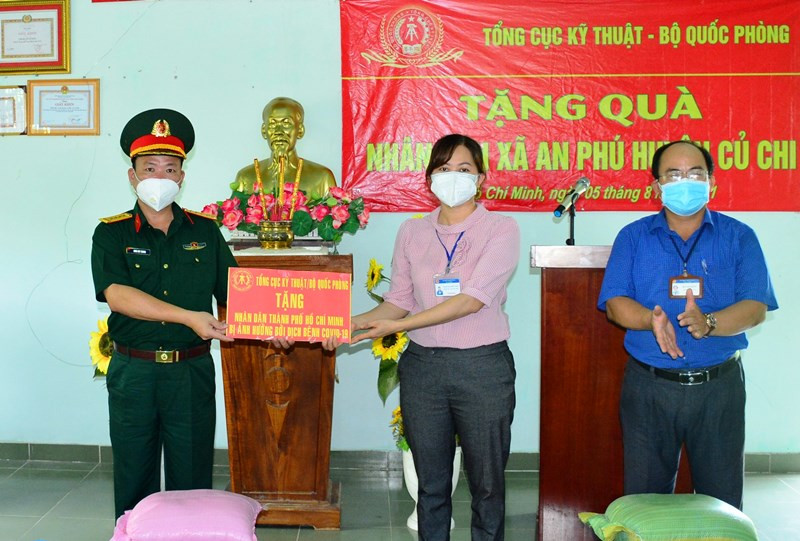 Đại diện các đơn vị trao quà hỗ trợ cho người dân huyện Củ Chi (TP Hồ Chí Minh).