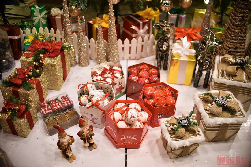 Phố Hàng Mã thay áo đón mùa Giáng sinh