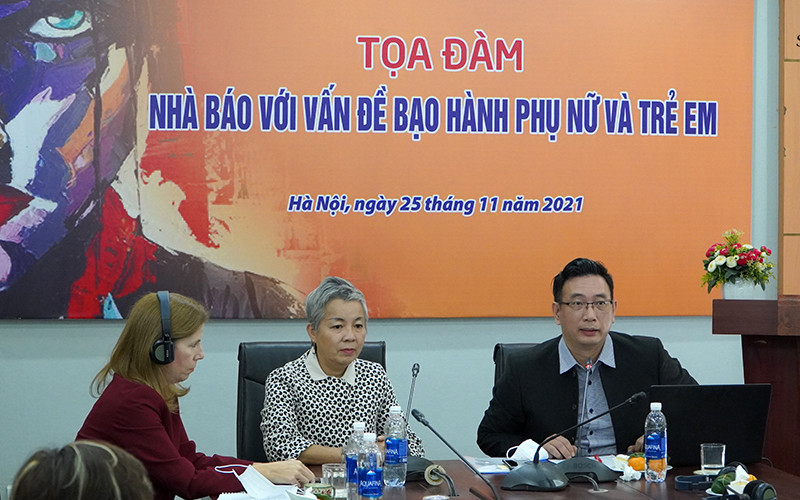 Các đại biểu dự tọa đàm tại Viện đào tạo Báo chí và Truyền thông (Ảnh: SJC)