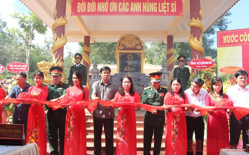 Nghi thức cắt băng khánh thành Nhà tưởng niệm