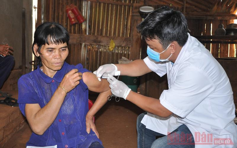 Cơ quan chức năng phun thuôc phòng chống bệnh bạch hầu ở huyện Bù Đăng