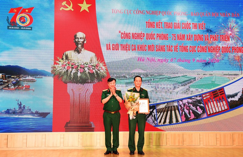 Trung tướng Nguyễn Mạnh Hùng, Chính ủy Tổng cục CNQP trao giải cho tác giả có tác phẩm đoạt Giải nhất cuộc thi viết.