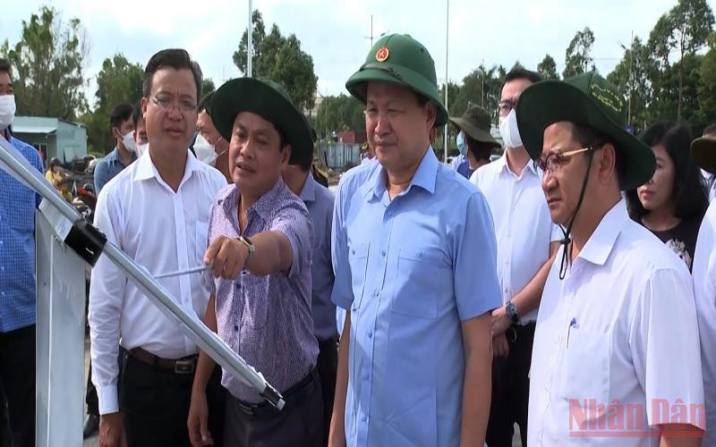 Phó Thủ tướng Lê Minh Khái kiểm tra công trình đường nối Cách mạng Tháng Tám với đường tỉnh 918 trên địa bàn TP Cần Thơ. (Ảnh: THANH TÂM)