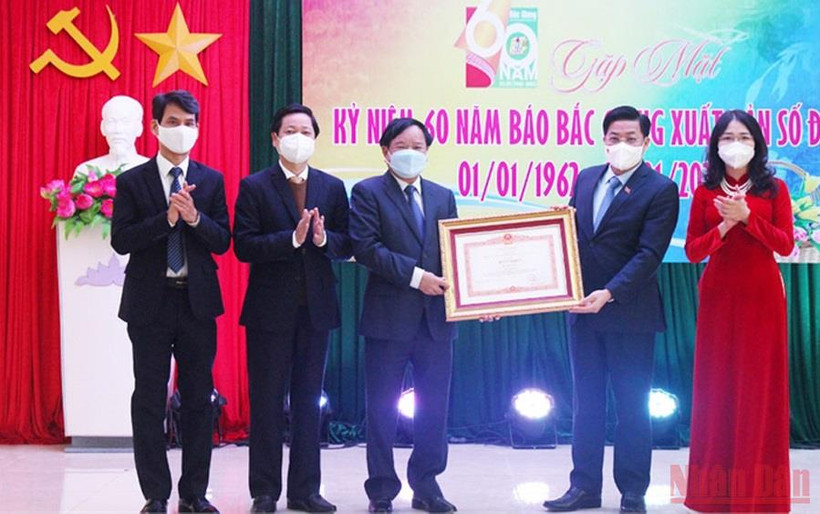 Thừa ủy quyền Thủ tướng Chính phủ, đồng chí Dương Văn Thái, Bí thư Tỉnh ủy Bắc Giang trao Bằng khen của Thủ tướng Chính phủ cho Báo Bắc Giang. (Ảnh: ĐẶNG GIANG)