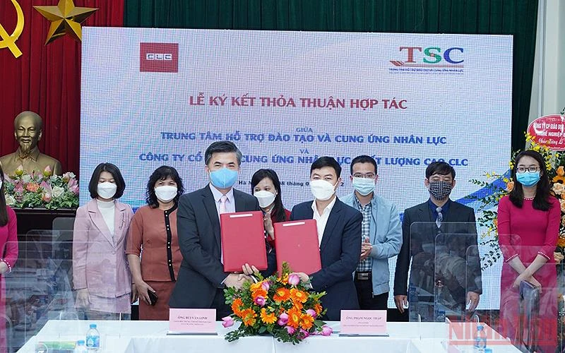 Quang cảnh lễ ký kết.
