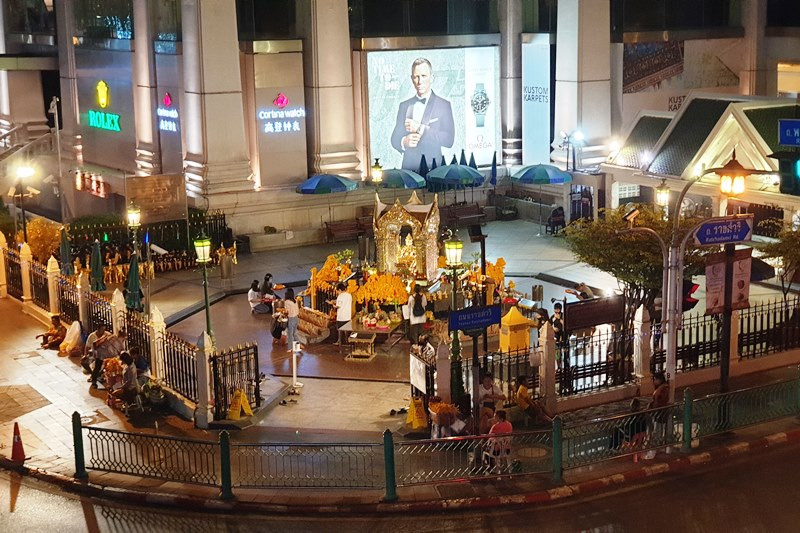 Đền Erawan, một địa điểm du lịch nổi tiếng ở Thái-lan vắng bóng du khách nước ngoài.