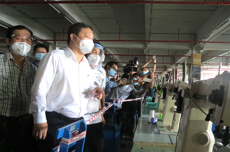 Phó Chủ tịch UBND thành phố Hồ Chí Minh Dương Anh Đức kiểm tra công tác phòng dịch tại một khu vực nhà xưởng của Công ty TNHH PouYuen Việt Nam.