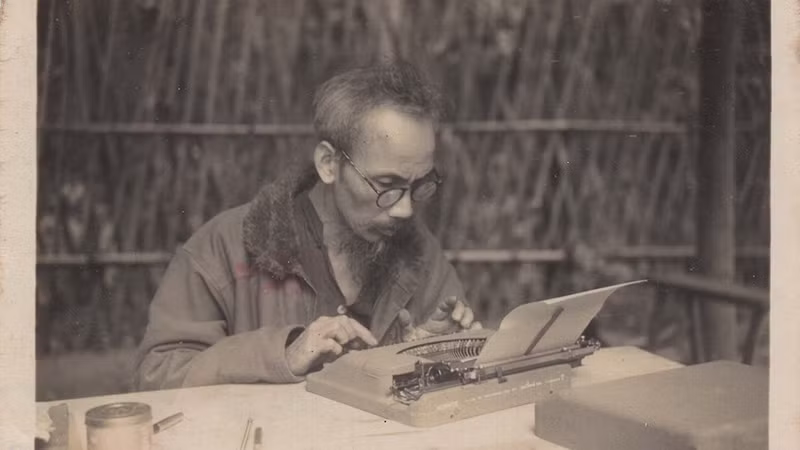Chủ tịch Hồ Chí Minh với người làm báo Việt Nam và bạn bè quốc tế