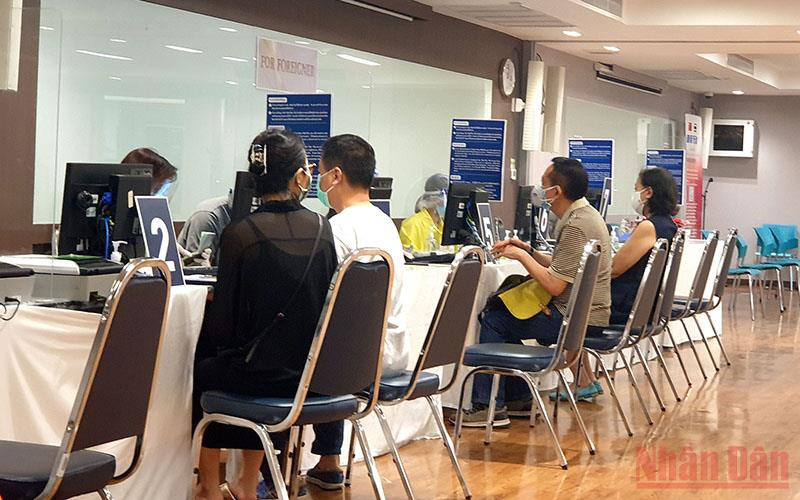 Người dân đang làm thủ tục trước khi tiêm vaccine tại một bệnh viện ở thủ đô Bangkok. (Ảnh: NAM ĐÔNG)