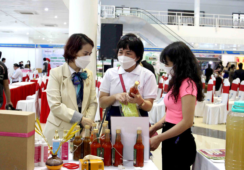 Các đại biểu tìm hiểu về sản phẩm sử dụng nguyên liệu sạch.