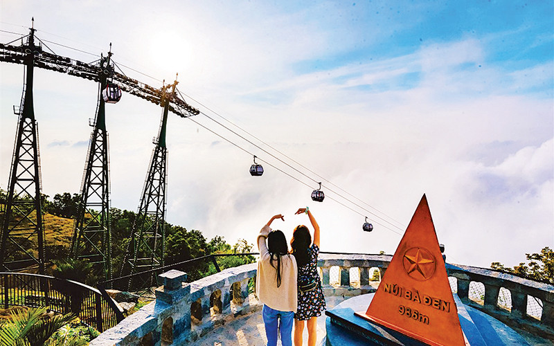 Khung cảnh trên đỉnh núi Bà Đen (Tây Ninh).