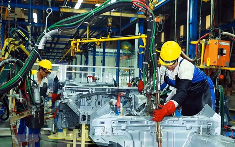 Công nhân lắp ráp ô-tô tại một nhà máy. (Ảnh minh họa: TTXVN)