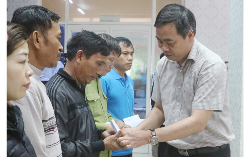 Phó Bí thư Thường trực Tỉnh ủy Quảng Trị Nguyễn Đăng Quang trao tiền hỗ trợ thân nhân các liệt sĩ.