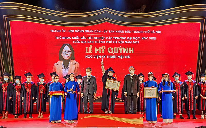 Đại diện lãnh đạo các bộ, ban, ngành trao Kỷ niệm chương tặng các thủ khoa xuất sắc năm 2021 của Thủ đô Hà Nội tại buổi lễ. 