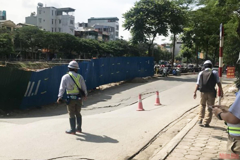 Khu vực bị sụt lún trên đường Vũ Tông Phan.