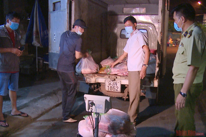 Cơ quan chức năng cân đếm số thịt lợn không rõ nguồn gốc để lập biên bản.