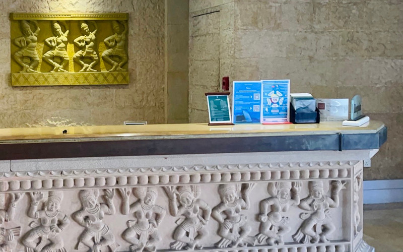 Bảng hướng dẫn du khách cài đặt và sử dụng ứng dụng Du lịch Việt Nam an toàn luôn được đặt tại quầy lễ tân của Furama Resort Đà Nẵng (Ảnh: Khách sạn cung cấp)