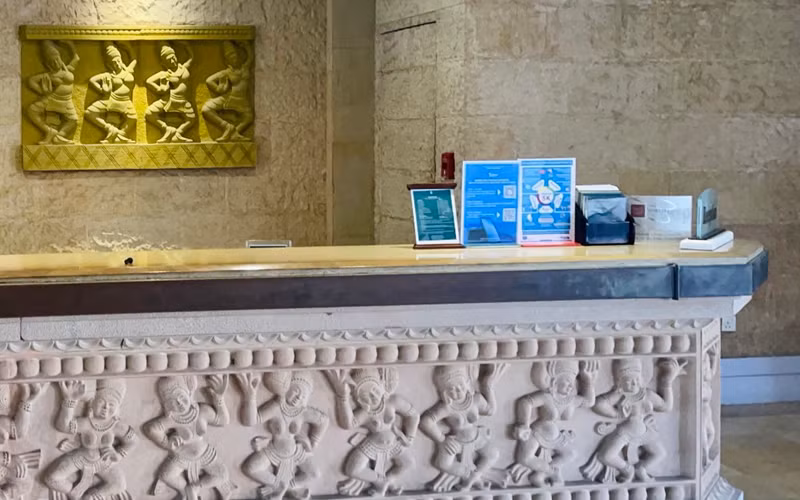 Bảng hướng dẫn du khách cài đặt và sử dụng ứng dụng Du lịch Việt Nam an toàn luôn được đặt tại quầy lễ tân của Furama Resort Đà Nẵng (Ảnh: Khách sạn cung cấp)