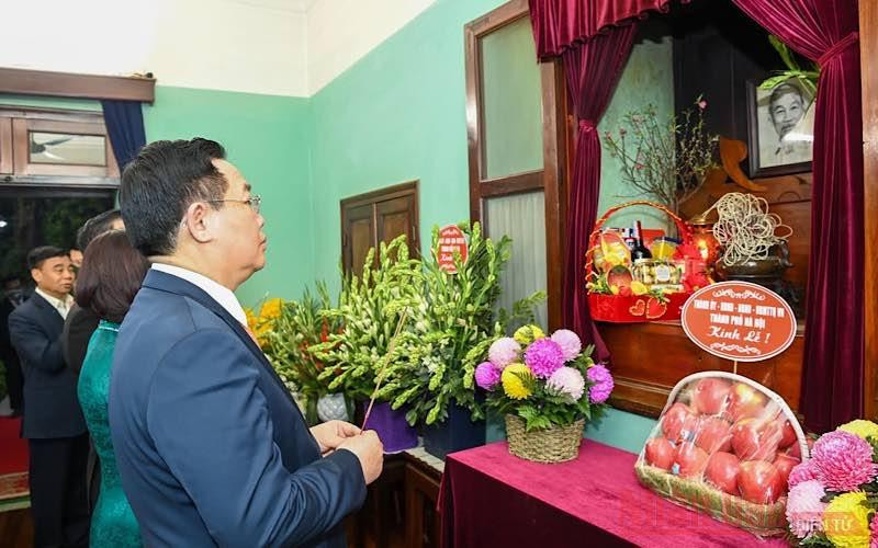 Đồng chí Vương Đình Huệ, Uỷ viên Bộ Chính trị, Bí thư Thành uỷ cùng các đồng chí lãnh đạo thành phố dâng hương tưởng niệm Bác Hồ ở Nhà 67 trong Khu Di tích Chủ tịch Hồ Chí Minh tại Phủ Chủ tịch. (Ảnh: Duy Linh)