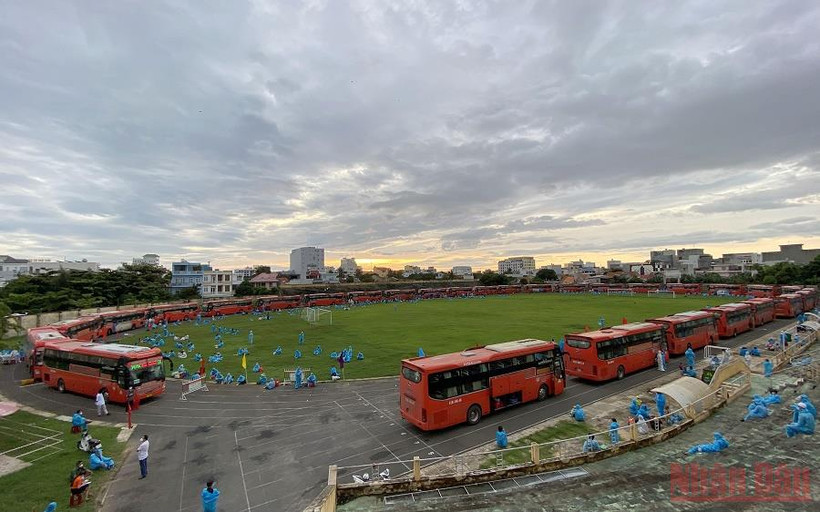 Sáng 8/10, 30 xe khách giường nằm của Công ty CP xe khách Phương Trang Futa Buslines đưa gần 660 công dân từ Bình Dương về Phú Yên an toàn. (Ảnh: TRÌNH KẾ)