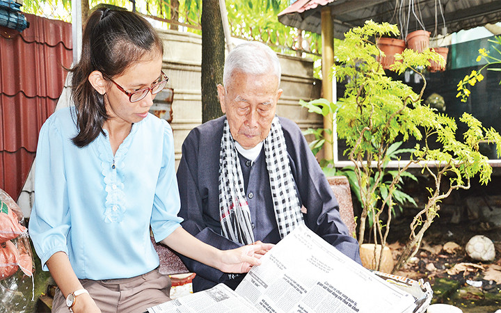 Ông Trương Thành Hỷ (bên phải), nhân chứng của cuộc Khởi nghĩa Nam Kỳ.