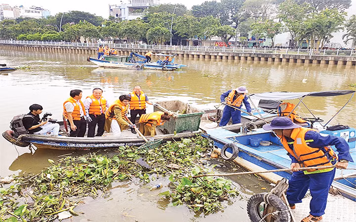 Thu gom rác trên kênh Nhiêu Lộc - Thị Nghè (thuộc lưu vực sông Sài Gòn).