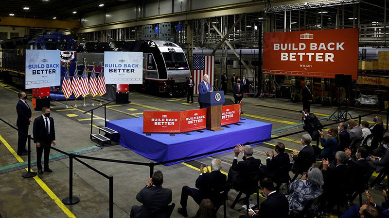 Tổng thống Mỹ Joe Biden truyền đi thông điệp “Xây dựng lại tốt hơn”. Ảnh REUTERS