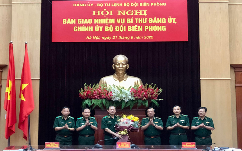 Đồng chí Thiếu tướng Nguyễn Anh Tuấn, Chính ủy Bộ đội Biên phòng nhận bàn giao nhiệm vụ.