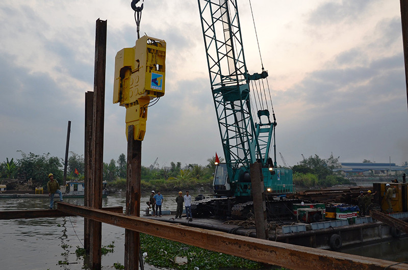 Lực lượng đắp đập tiến hành những công đoạn đầu tiên.