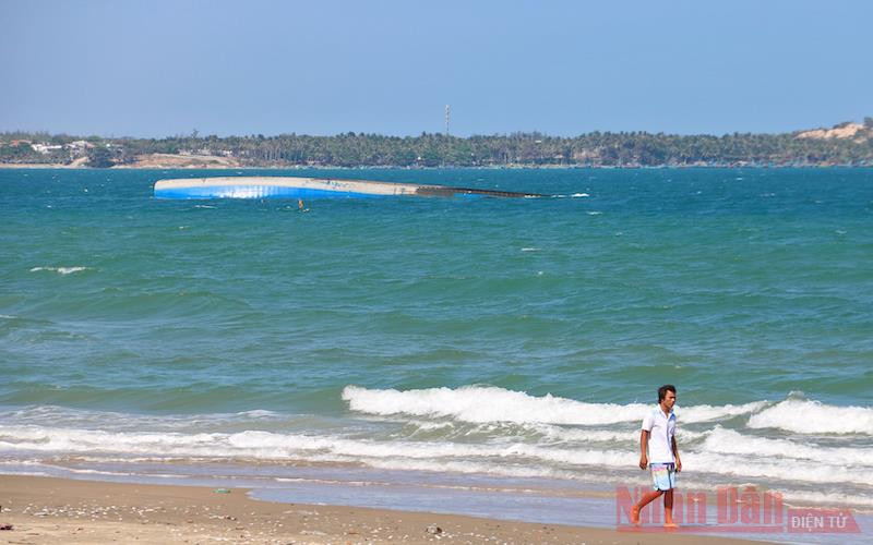 Tàu Bạch Đằng chở 1.500 tấn tro bay bị chìm tại vùng biển Mũi Né chỉ cách bờ khoảng 300 m.