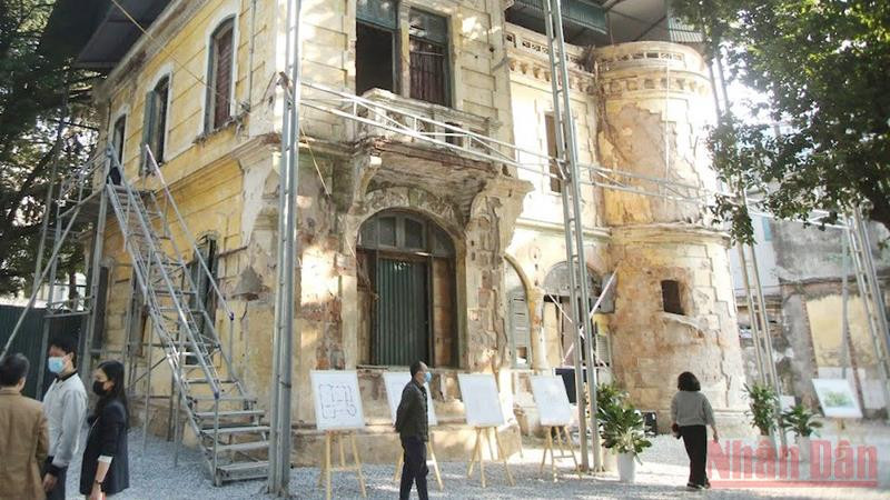 Quận Hoàn Kiếm tổ chức trưng bày, triển lãm xin ý kiến của các chuyên gia đối với phương án cải tạo biệt thự 49 Trần Hưng Đạo - 46 Hàng Bài. (Ảnh: DUY PHẠM)