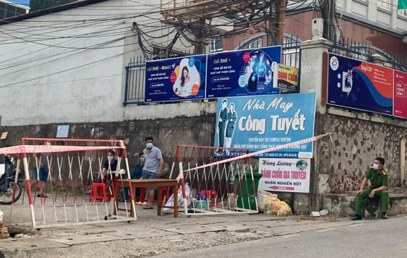Lực lượng chức năng thành phố Bắc Kạn tiến thành thiết lập vùng cách ly y tế khu vực gần đường Võ Nguyên Giáp. 