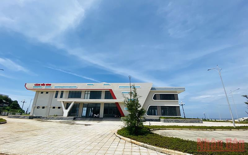 Trên diện tích 3ha, khối nhà 2 tầng cảng Bến Đình với các phân khu công năng gồm nhà điều hành, nhà ga hành khách cùng hệ thống điện nước, đường giao thông. 