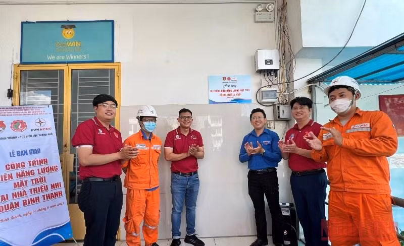 Các chiến sĩ, tình nguyện thuộc Chiến dịch Kỳ nghỉ hồng quận đoàn quận Bình Thạnh, Tổng công ty Điện lực Thành phố Hồ Chí Minh phối hợp lắp đặt, bàn giao công trình điện mặt trời tại nhà Thiếu nhi quận Bình Thạnh.