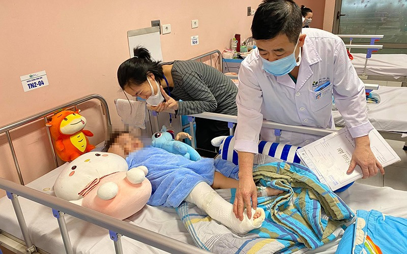 Các bác sĩ thăm khám cho bệnh nhi. 