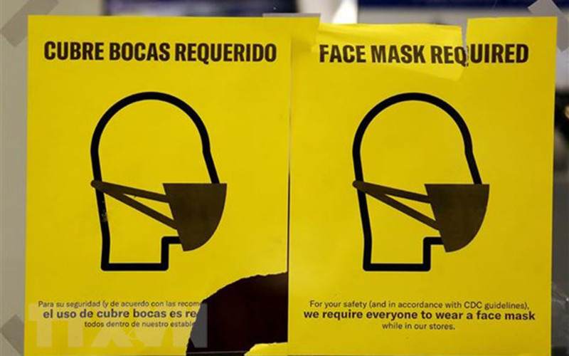 Biển thông báo yêu cầu đeo khẩu trang được dán trên cửa của một cửa hàng tại thành phố New Orleans, bang Louisiana, Mỹ ngày 11/1. (Ảnh: THX/TTXVN)