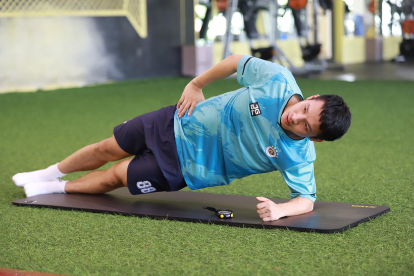 Hùng Dũng tập hồi phục tại Trung tâm PVF. (Ảnh: Hà Nội FC)