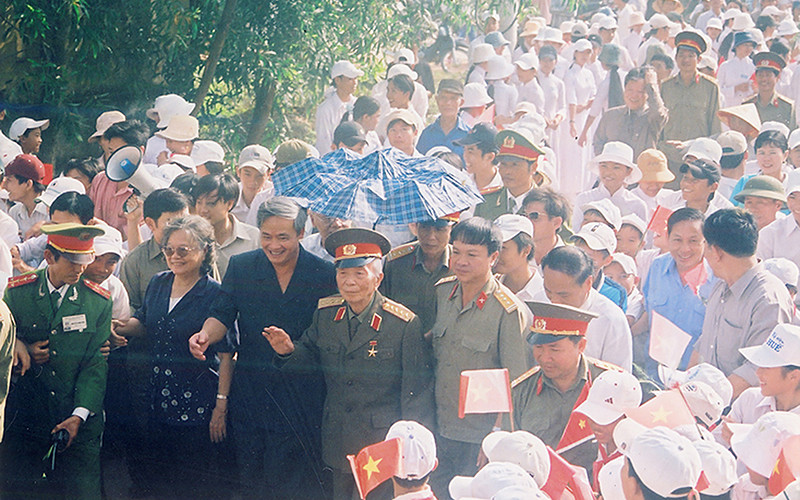 Đại tướng Võ Nguyên Giáp trong một lần về thăm quê. Ảnh tư liệu/baoquangbinh.vn