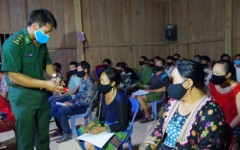 Bộ đội Biên phòng Điện Biên tuyên truyền các biện pháp phòng dịch đến nhân dân khu vực biên giới. Ảnh: LÊ LAN