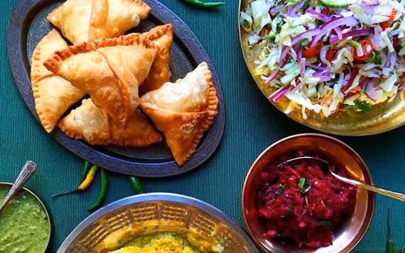 Bánh Samosas của Ấn Độ là loại bánh gối nhân rau củ khá phổ biến ở nhiều nước Nam Á (Ảnh: SAVEUR)