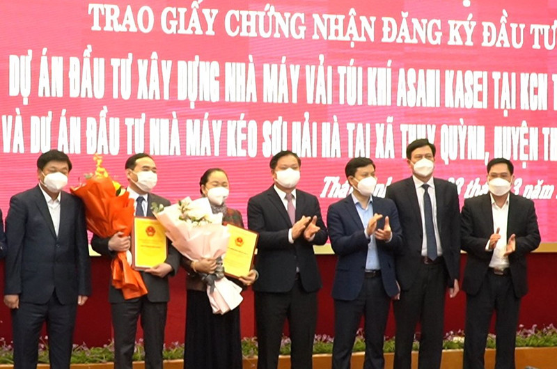 Trao giấy chứng nhận đăng ký đầu tư cho hai dự án lớn tại Thái Bình.
