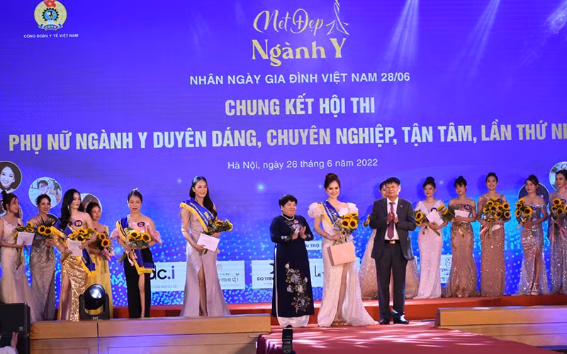 Ban tổ chức trao Giải đặc biệt cho thí sinh Phạm Thị Chung (Bệnh viện Bạch Mai).