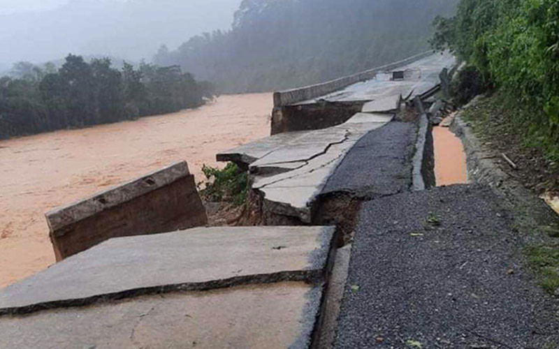 Đường Hồ Chí Minh nhánh tây, đoạn quan xã Trường Sơn, huyện Quảng Ninh (Quảng Bình) bị sạt lở, tắc đường. (Ảnh: HƯƠNG GIANG)