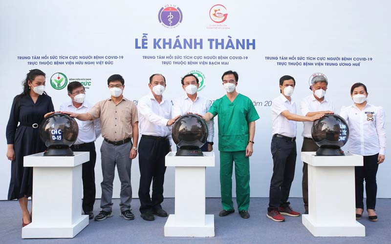 Các đại biểu thực hiện nghi thức khánh thành. (Ảnh: Hoàng Triều).