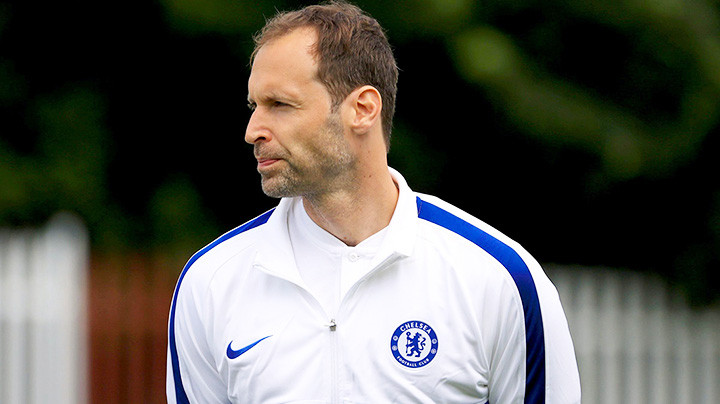 Cech bị “ép” xỏ găng dù đã... giải nghệ