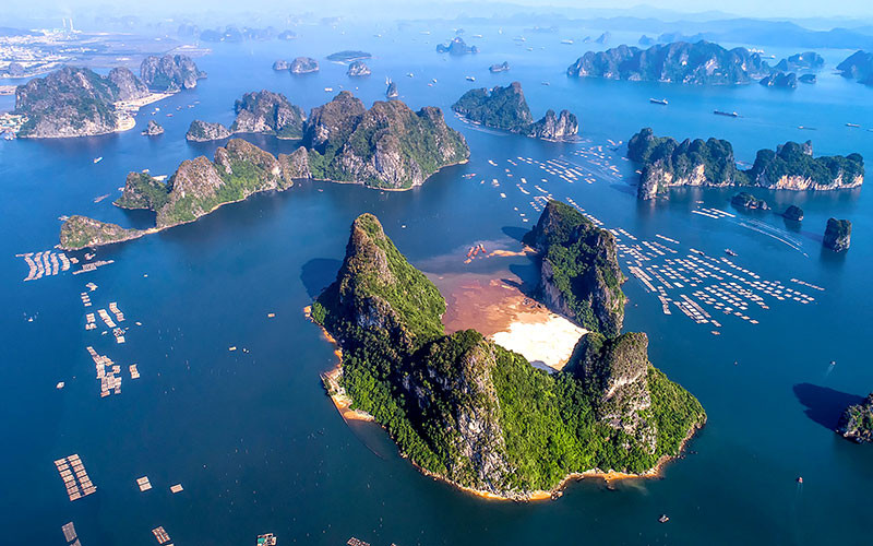 Nuôi hải sản trên vịnh Bái Tử Long (Quảng Ninh). Ảnh: QUANG NGỌC
