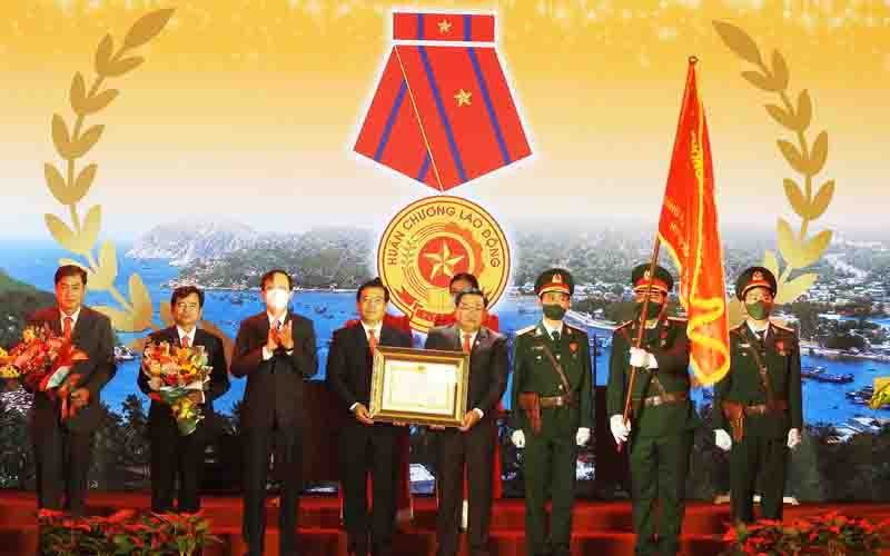 Thừa ủy quyền của Chủ tịch nước, đồng chí Nguyễn Đức Thanh, Ủy viên Trung ương Đảng, Bí thư Tỉnh ủy Ninh Thuận trao Huân chương Lao động hạng Ba cho Đảng bộ, chính quyền và nhân dân huyện Ninh Hải.