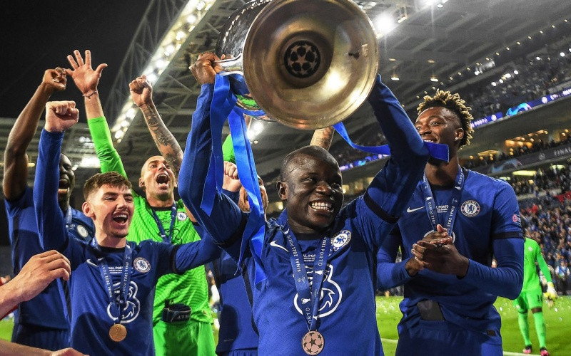 Khoảnh khắc nâng Cúp duy nhất của N’Golo Kante trong lễ đăng quang ngôi vô địch Champions League. (Ảnh: Getty Images) 