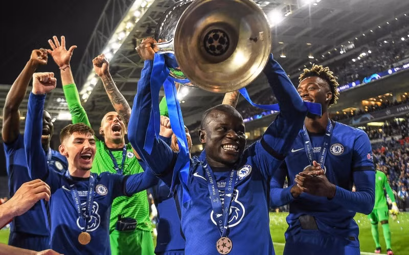 Khoảnh khắc nâng Cúp duy nhất của N’Golo Kante trong lễ đăng quang ngôi vô địch Champions League. (Ảnh: Getty Images) 