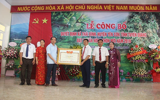 Bí thư Tỉnh ủy Tuyên Quang, Chẩu Văn Lâm (thứ 3 từ trái sang) trao Bằng công nhận xã Thái Bình đạt chuẩn nông thôn mới.
